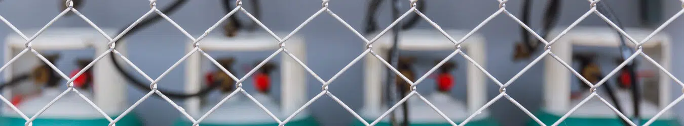 Espace de stockage de gaz avec protection de clôture en acier pour plus de sécurité.