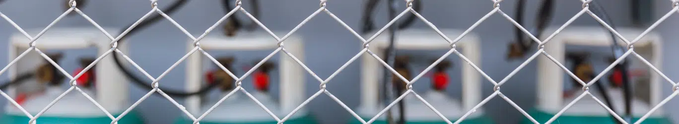 Espace de stockage de gaz avec protection de clôture en acier pour plus de sécurité.